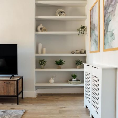 Stunning & Stylish 2 Bed Flat In West London Daire Dış mekan fotoğraf
