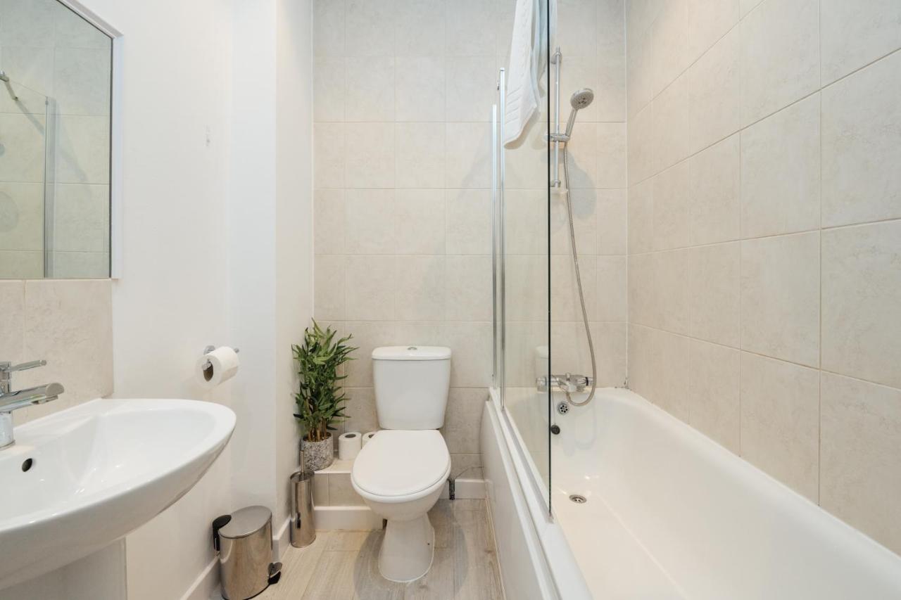 Stunning & Stylish 2 Bed Flat In West London Daire Dış mekan fotoğraf